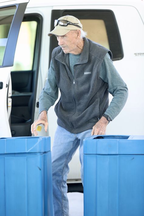 Reclusive Gene Hackman, 93, looks fit as he pumps gas, performs yard work Gene Hackman, Best Actor Oscar, The Royal Tenenbaums, Viewing Room, Good Genes, Best Supporting Actor, Oscar Winners, Jane Fonda, Hollywood Legends