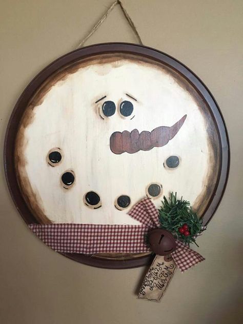 Pizza pan snowman                                                                                                                                                                                 More Pizza Pan Snowman, Snowman Themed Christmas, Themed Christmas Decor, Pizza Pan, Dollar Tree Christmas, Snowman Crafts, Primitive Christmas, Christmas Decor Ideas, Tree Crafts