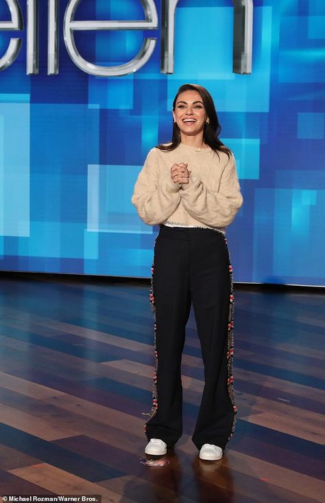 Mila Kunis Outfits, Mila Kunis Street Style, Milla Kunis, Kunis Mila, Teacher Core, Mila Kunis Style, Sean Hayes, Romantic Essence, Thirty Flirty And Thriving