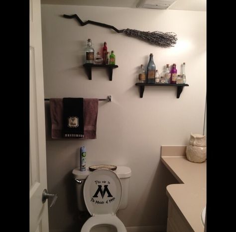 Harry potter bathroom! I think YESSSS! Harry Potter Toilet Ideas, Harry Potter Themed Bathroom, Harry Potter Bathroom Decor, Library Bathroom, Potion Stickers, Harry Potter Bathroom, Themed Homes, Harry Potter Room Decor, Harry Potter Bedroom