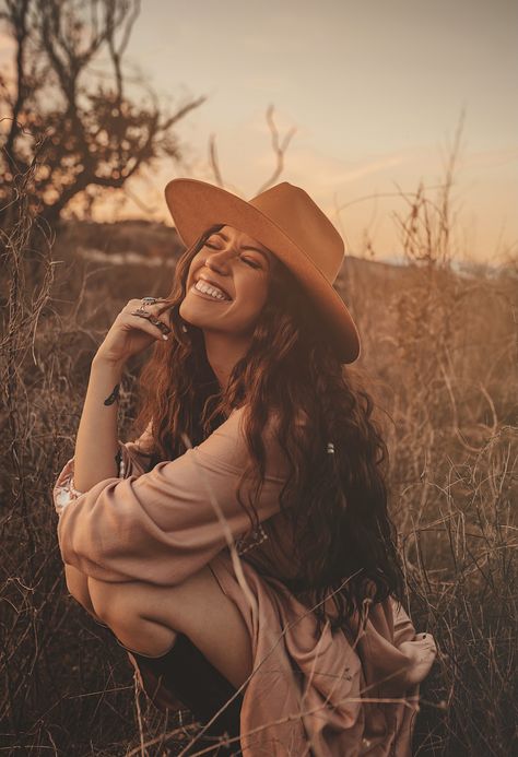 Rustic Country Photoshoot, Cowgirl Hat Photos, Pictures With Cowboy Hats, Country Musician Photoshoot, Western Fashion Photoshoot Ideas, Boho Country Photoshoot, Cowboy Hat Pictures Photo Shoot, Western Instagram Aesthetic, Cowgirl Hat Senior Pictures