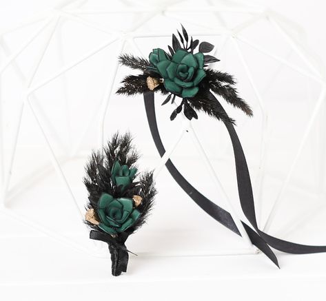 Beautiful flower boutonnieres and corsages in emerald and black.  Approximate boutonniere dimensions: height 10cm * width 6cm Approximate corsage dimensions : 10cm * 7cm Emerald boutonniere is ideal for a rustic wedding.  The black color of the boutonniere and corsage is the perfect solution for a gothic wedding)) Black And Emerald Wedding Decorations, Emerald Green And Black Corsage, Black And Green Boutonniere, Black And Green Corsage, Dark Green Boutonniere, Emerald Green Corsage And Boutonniere, Emerald Boutonniere, Dark Green Corsage, Gothic Boutonniere