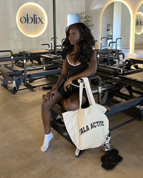 Flexibility Aesthetic Black Women, Black Women In Pilates, Healthy Woman Lifestyle, Fitness Aesthetic Vision Board, Work Out Black Women, Back Inspo Women, Pilates Black Women Aesthetic, Black Women Wellness, Black Woman Gym Aesthetic