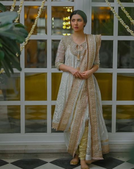 Chaand🌜 Mahira Khan Wedding, Khada Dupatta, Mahira Khan Dresses, भारतीय दुल्हन संबंधी, Casual Bridal Dress, डिजाइनर कपड़े, Shadi Dresses, Desi Wedding Dresses, Bridal Dresses Pakistan