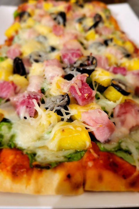 Try this Hawaiian-inspired flatbread pizza with pineapple, ham, spinach, pepper, olives, and cheese. Pizza With Pineapple, Ground Bison Recipes, Quesadilla Recipes Beef, Ham And Pineapple Pizza, Ham And Pineapple, Ground Chicken Burgers, Kale Smoothie Recipes, Cream Cheese Fruit Dip, Bison Recipes