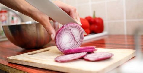 Don’t Cry Over Cut Onions! Cut Onions Without Crying, Onion Juice For Hair Growth, Juice For Hair Growth, Uses For White Vinegar, Juice For Hair, Onion Juice For Hair, Red Onion Recipes, Homemade Cleaners Recipes, Onion Juice