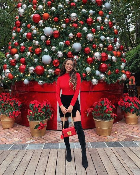 Jessica Ricks on Instagram: “‘Tis the season…to wear red ❤️ Who is still shopping all the amazing Black Friday deals? My outfit is from @shoppriceless and it’s currently…” Red Christmas Outfit, Hoddies Outfits, Christmas Fashion Outfits, Christmas Poses, Jessica Ricks, Christmas Outfit Ideas, Cute Date Outfits, Outfits Vestidos, Cute Christmas Outfits