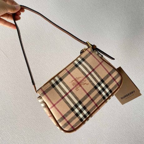 Burberry Vintage Bag, Burberry Bag Outfit, Shoulder Bag Outfit, Burberry Purse, Burberry Shoulder Bag, Burberry Classic, Lv Purse, Take It Back, Luxury Purses