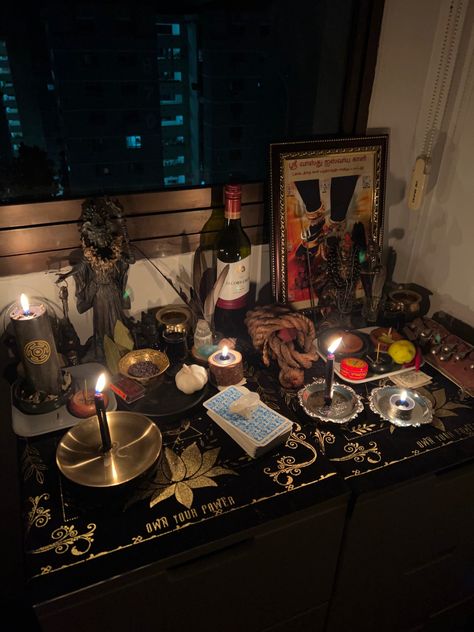 My deipnon/new moon altar for my dark mothers, Hekate and Kali Maa 🖤 Dark Altar Aesthetic, Altar Set Up Witchcraft, Dark Goddess Altar, Witch Craft Altar, Dark Feminine Altar, Eclectic Witch Altar, New Moon Altar, Hekate Altar Offerings, Lilith Alter Ideas