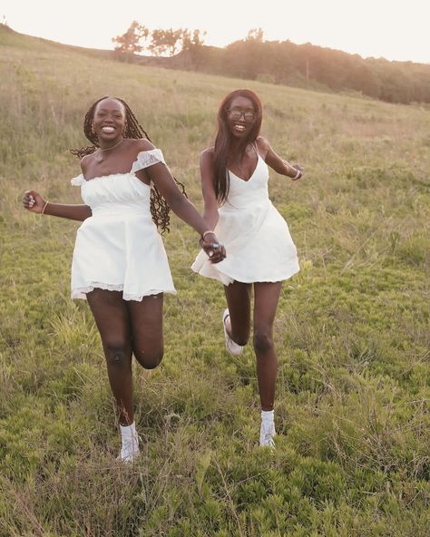 love this best friend duo 🌿🌸 #bestfriend #soulsisters #senior #seniorsunday #seniorpictures #graduation #photoshoot Senior Pictures For Twins, Duo Senior Pictures, Black Sisters Photoshoot, Best Friends Pose Ideas, Duo Poses Friends, Sisters Pictures, Hoco Photos, Best Friend Duo, Best Friends Photoshoot