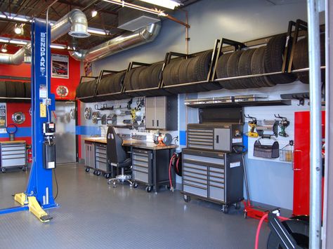 car and driver garage Officine In Garage, Garage Transformation, Casa Garage, Garage Atelier, Automotive Shops, Cool Garages, Ultimate Garage, Mechanic Shop, Car Workshop