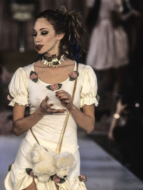 Betsey Johnson Runway, Istoria Modei, 90s Runway Fashion, Runway Fashion Couture, Claudia Schiffer, Betsey Johnson Dresses, Betsy Johnson, Naomi Campbell, John Galliano