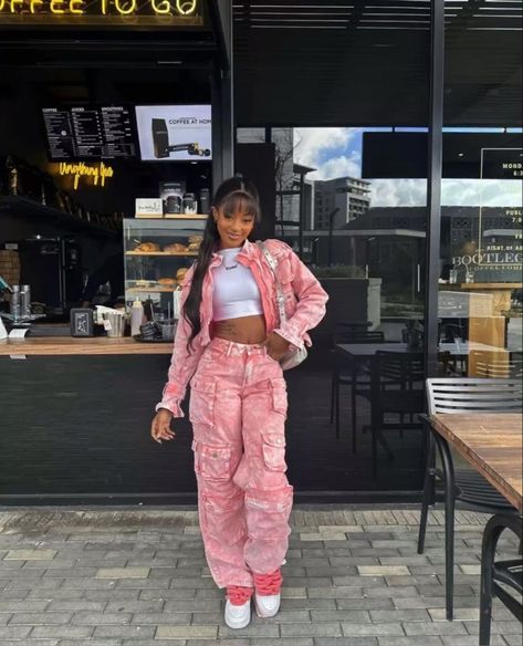 Street Girly Outfits, Pink Outfits Inspiration, Nicki Outfits Concert, Cute Jeans Cargo, Baddie Outfits Casual Pink, Pink Streetwear Outfit Aesthetic, Pink Pants Outfit Black Women, Pink Cargos Outfit, Streetwear Fashion Pink