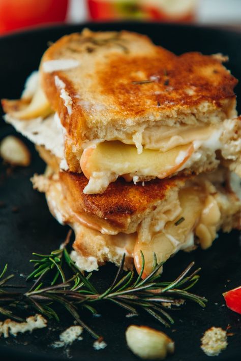 Garlic & Rosemary Grilled Cheese with Apple - Liv B. Rosemary Grilled Cheese, Dairy Free Grilled Cheese, Grilled Cheese With Apple, Apple Grilled Cheese, Fancy Grilled Cheese, Grill Cheese, Pizza Grilled Cheese, Classic Grilled Cheese, Vegan Apple