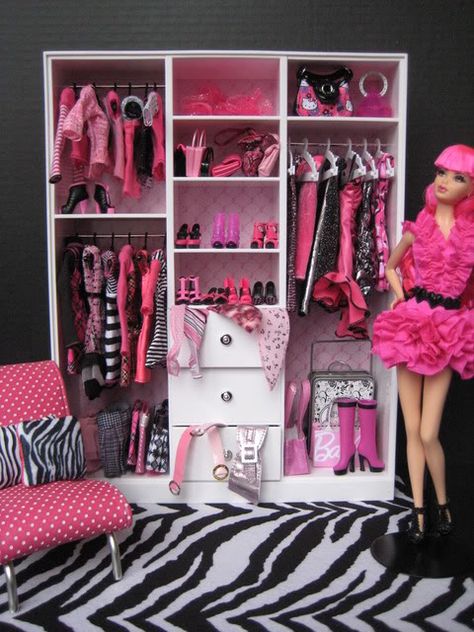 Diy Barbie Wardrobe, Barbie Closet Diy, Rainbow Dollhouse, Barbie Bedroom Ideas, Barbie Storage, Barbie Closet, Barbie Y Ken, Barbie Diy Accessories, Barbie Bedroom