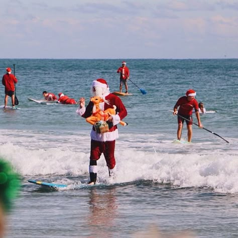 Every year, over 500 surfers flock to Cocoa Beach for this amazing Surfing Santas event! Find out how to experience this very Floridian Christmas event Vintage Florida Christmas, Christmas Bathing Suits, Florida Christmas Aesthetic, Christmas In California, Florida Disneyworld, Aloha Christmas, Christmas In Florida, Christmas Australia, Christmas At The Beach