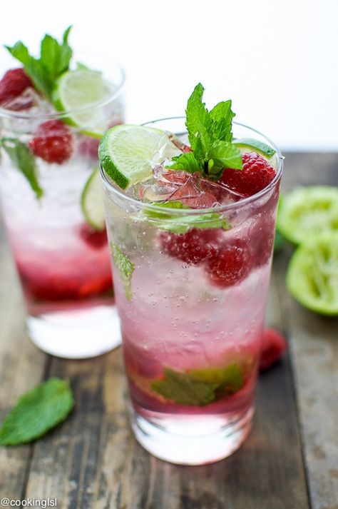 This raspberry mojito is sweet and refreshing, ready in under 5 minutes. The perfect drink to serve at a party or just enjoy by yourself. Mojito Recept, Raspberry Mojito, Strawberry Mojito, Mojito Cocktail, Vodka Drinks, Halloween Drinks, Punch Recipes, Ginger Ale, Slushies