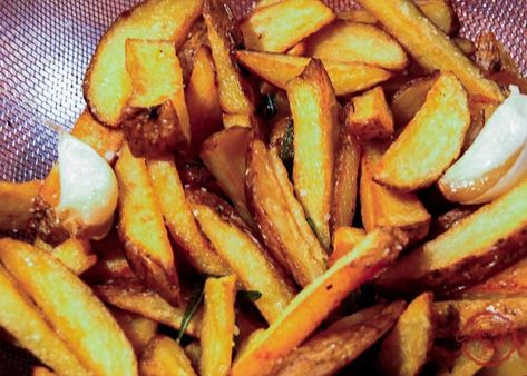 Italian style French fries with garlic and rosemary. French Fries At Home, Fries At Home, Making French Fries, Russet Potatoes, French Fries, Italian Style, Vegan Gluten Free, Rosemary, Side Dishes