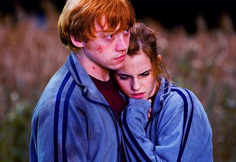 He almost died for harry!!! How sweet! Ron E Hermione, Hermione And Ron, Hery Potter, Film Harry Potter, Hp Aesthetic, Harry Potter Ron And Hermione, Laptop Aesthetic, Deathly Hallows Part 1, Ron Weasley Hermione Granger