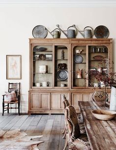 Vaisseliers Vintage, Australian Country Houses, Kitchen Dressers, Victorian Country House, Muebles Shabby Chic, Hutch Decor, Dining Room Hutch, Diy Dining Room, Sustainable Building