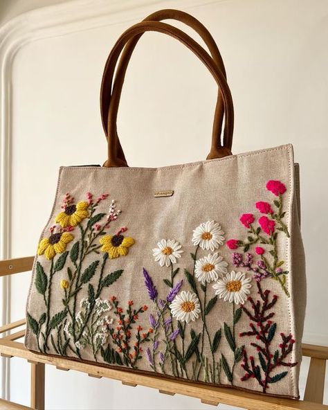 Embroidered Jute Bags, Jute Bag Embroidery, Jute Bags Design Handmade, Jute Bags Design, Decorated Tote Bags, Sulaman Pita, Embroidery Purse, Garden Tote Bag, Aari Blouse