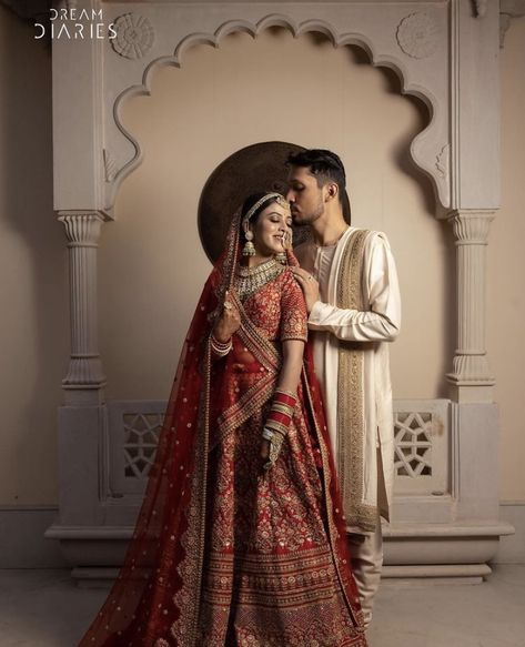 Groom Bride Poses Indian, Wedding Picture Poses Indian, Indian Wedding Photo Inspiration, Indian Bride And Groom Pictures, Royal Photoshoot Ideas Indian, Hindu Wedding Photography India, Indian Wedding Shoot Poses, Indian Reception Photoshoot, Muslim Wedding Couple Poses