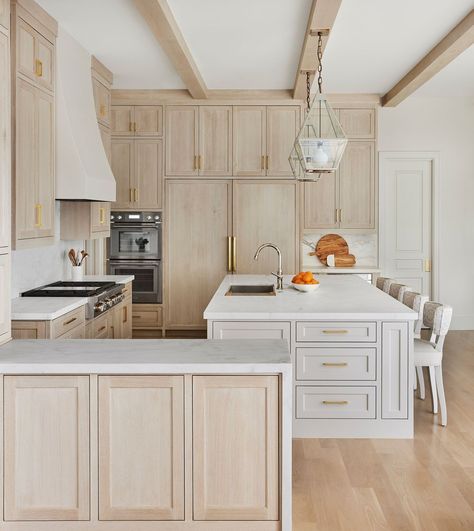 Blume Architecture on Instagram: “⁣bleached oak ❤️ Architect | @blumearchitecture Builder | @barringerhomes Interiors | @sheribarringerdesign Photo | @codyulrichphoto .⁣ .⁣…” Light Kitchen Colors, White Oak Kitchen Cabinets, White Oak Cabinets, Japandi House, Painted Island, White Oak Kitchen, Oak Kitchen Cabinets, White Oak Floors, Oak Kitchen