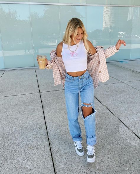 Styling Flannels, Natalie Zacek Outfits, Natalie Zacek, Mom Jeans Outfit Summer, Looks Pinterest, Mom Jeans Outfit, Jeans Outfit Summer, Summer Crop Tops, Teen Fashion Outfits