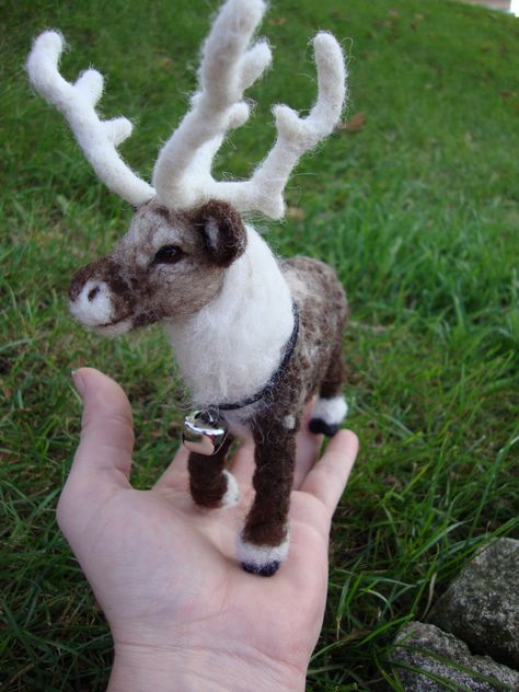 Needle Felted Reindeer | by emeyer1044 Felt Needling, Felted Reindeer, Felt Ornaments Diy, Needle Felted Ornaments, Felt Animal Patterns, Needle Felting Diy, Needle Felted Christmas, Wool Needle Felting, Needle Felting Tutorials