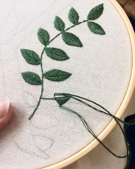 Flowers Simple, Patterns Simple, Making Fabric Flowers, Embroidery Leaf, Embroidery Hoop Wall Art, Simple Leaf, Embroidered Leaves, Hand Embroidery Videos, Embroidery Videos