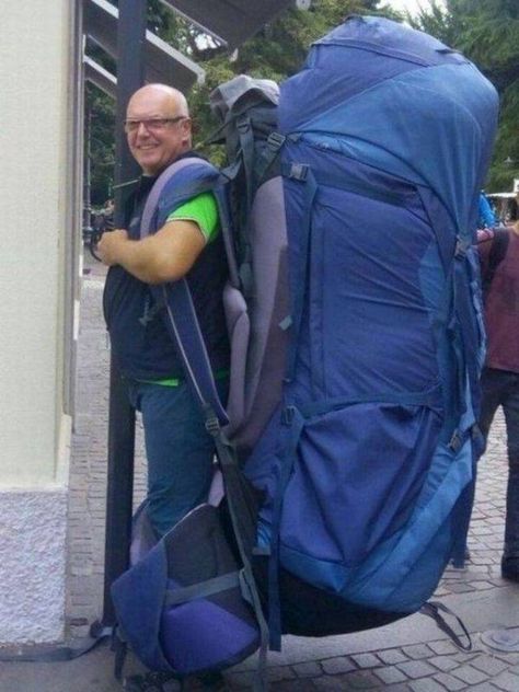 36 Pics of Big Things That'll Make You Think You Did A Bunch of Drugs Big Backpack, Funny Photoshop Pictures, Sunny Flowers, Very Funny Memes, Funny Photoshop, Thru Hiking, Hiking Tips, Big Things, Camping Backpack