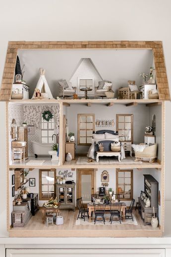 Doll House Entry Way, Dollhouse Dining Room Ideas, Dollhouse Workspace, Realistic Dollhouse, Dollhouse Interior, Dollhouse Interiors, Dollhouse Design, Saltbox Houses, Handmade Dollhouse