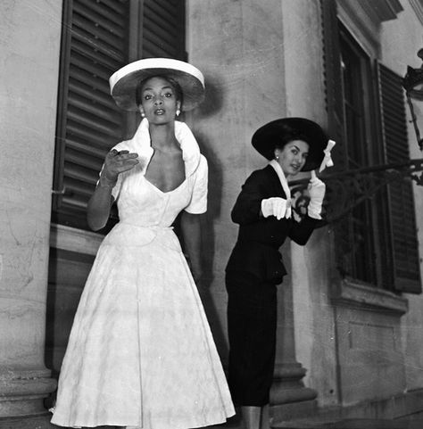 Florence, 1953. Models or, perhaps just two well-dressed women, photographed by Fedele Toscani. I'd LOVE to know what they were pointing at...  Source: Toscani Archive. Dorothy Dandridge, African American Fashion, Glamour Vintage, Vintage Black Glamour, Well Dressed Women, Look Retro, Black Hollywood, Retro Mode, Foto Vintage