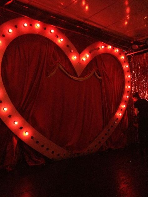 Moulin Rouge Prom, Cabaret Decor, Dark Cabaret Aesthetic, Burlesque Party Decorations, Cabaret Aesthetic, Burlesque Theme Party, Burlesque Aesthetic, Cabaret Stage, Burlesque Stage