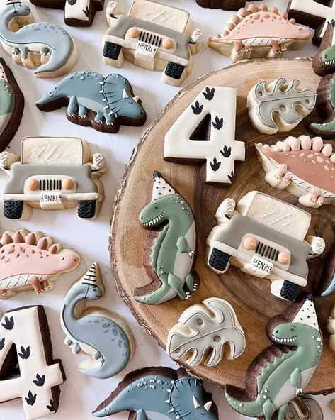 4th Birthday Party Ideas, Fête Jurassic Park, 4th Birthday Party For Boys, Birthday Party Ideas For Boys, Dinosaur Birthday Theme, Jurassic Park Birthday, Dinosaur Birthday Party Decorations, Dinosaur Birthday Cakes, 4th Birthday Party