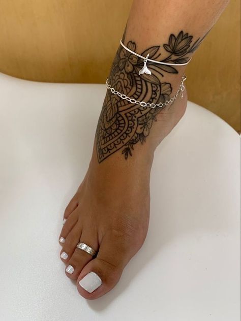 Tattoo Ideas Black, Cute Foot Tattoos, Tato Suku, Ankle Tattoos For Women, Anklet Tattoos, Snakebites, Foot Tattoos For Women, Black Girls With Tattoos, Inspiration Tattoos