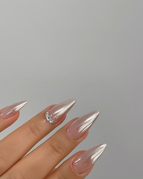 Pastel Blue Nails Aesthetic, Citycore Aesthetic, Glow Aesthetic, Nail Art Chrome, Pearl Chrome, White Chrome Nails, Grey Acrylic Nails, Korean Photography, Distribution Channel