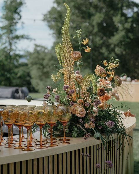 UNWRITTEN FLORALS (@unwrittenflorals) • Instagram photos and videos Autumn Wedding Florals, Cocktail Table Florals, Bar Arrangement, Wedding Seating Table, Reception Designs, Table Floral Arrangements, Styled Photoshoot, Neutral Wedding Flowers, Open Table