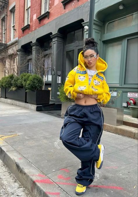 Freestyle Outfit Women, Hype Beast Outfits Women, Rapper Style Outfits, Streetwear Fashion Black, Pakaian Hipster, Street Style Outfits Casual, Track Pants Outfit, Casual Oufits, Outfit School