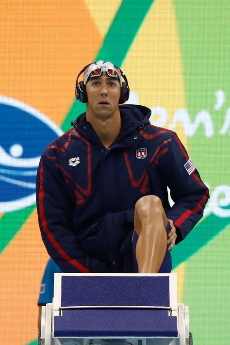 Why Olympic Swimmers Wear Coats Before a Race Swimmer Boyfriend, Michael Phelps Wallpaper, Block Reaction Pic, Swimming Athlete, Michael Phelps Swimming, Caeleb Dressel, Male Swimmers, Swimming Funny, Swimming Photos