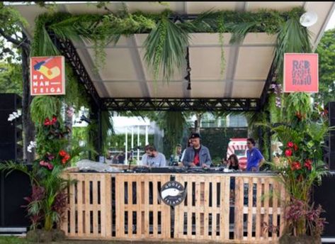 Festival Dj Booth, Dj Stage Design Dj Booth, Dekmantel Festival, Wedding Dj Booth, Food Festivals Event, Tropical Garden Party, Dj Pult, Diy Festival, Festival Stage