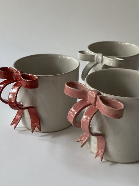 RED/ PINK Bow-tied Mug / 250 Ml/ Ceramic Mug With Bow Handle / Handmade Ceramic Bow-tied Mug / 8.45 Oz - Etsy Cups And Glasses, Handmade Mug, Clay Mugs, Pottery Dishes, Pottery Crafts, Diy Pottery, Ceramics Pottery Art, Ceramics Projects, Ceramics Ideas Pottery