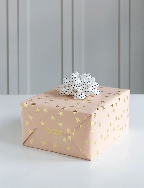 A step-by-step guide to wrapping the perfect present. Presents Aesthetic, Present Aesthetic, Christmas Evil, Creative Corporate Gifts, Pretty Gift Wrapping Ideas, Elegant Gift Wrapping, Gift Box For Men, Wrapping Presents, Gift Wrapping Inspiration