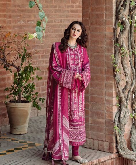 Haina Amir, Pakistani Casual Dresses, Pakistani Kurti, Dress Designs For Stitching, Hania Aamir, Royal Bed, Pakistani Women Dresses, Winter Suits, Hania Amir