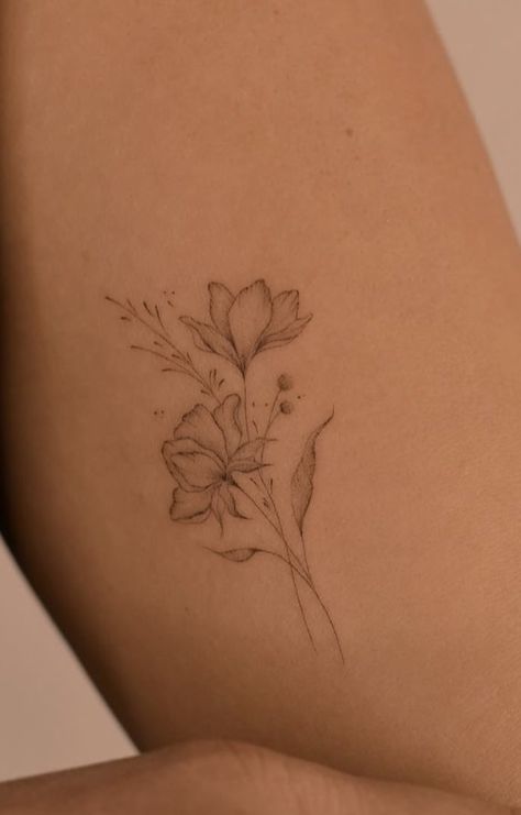 Realism Fine Line Tattoo, Light Feminine Tattoo, Delicate Flower Tattoo Back, Light Flower Tattoo, Soft Tattoo Ideas, Lignum Vitae Tattoo, Behind The Shoulder Tattoo, Edelweiss Tattoo Small, Marielle Core