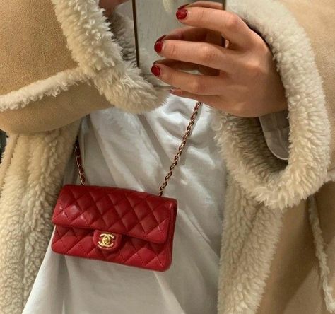 Red Chanel, Fancy Bags, Mode Ootd, Pretty Bags, Material Girls, Cute Bags, Mode Vintage, Mode Style, Coco Chanel