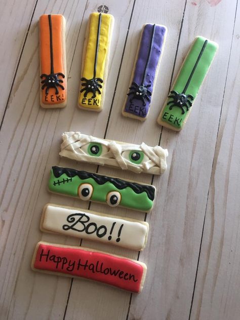 Halloween Decorated Cookies, Stick Cookies, Halloween Sugar Cookies Decorated, Postres Halloween, Cookie Sticks, Halloween Cookies Decorated, Royal Iced Cookies, Halloween Sugar Cookies, Cookies Theme