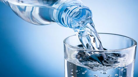 Employers are required by law to provide workers with access to drinking water, yet many of us remain unclear about hydration. Air Lemon, Water Retention Remedies, Double Menton, Air Mineral, Benefits Of Drinking Water, Lose Thigh Fat, Kangen Water, Air Kelapa, Agua Mineral