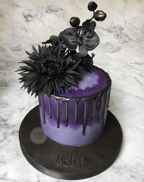 Black And Purple Birthday Cake, Goth Desserts, Wednesday Theme Cake, Black And Purple Birthday, Dark Purple Cake, Purple And Black Cake, Wednesday Cake Ideas, Ursula Aesthetic, Purple Drip Cake