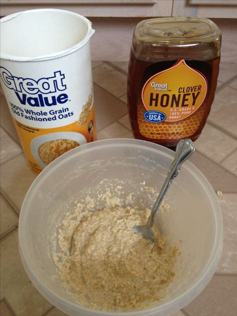 Oatmeal facial mask.  -1/4 water -As much (finely grounded) plain oatmeal until it makes the water gooey -2 tsp honey -Apply to the face for 15-20 minutes Oatmeal whisks away dead cells, irritation, and redness, leaving a soft, moist glow behind. Honey helps with acne, it removes bacteria that keeps on your face daily Oatmeal Facial Mask, Oats Face Mask, Plain Oatmeal, Oatmeal Face Mask, Oatmeal Mask, High Glycemic Foods, Face Mask Aesthetic, Pore Mask, Mask Aesthetic